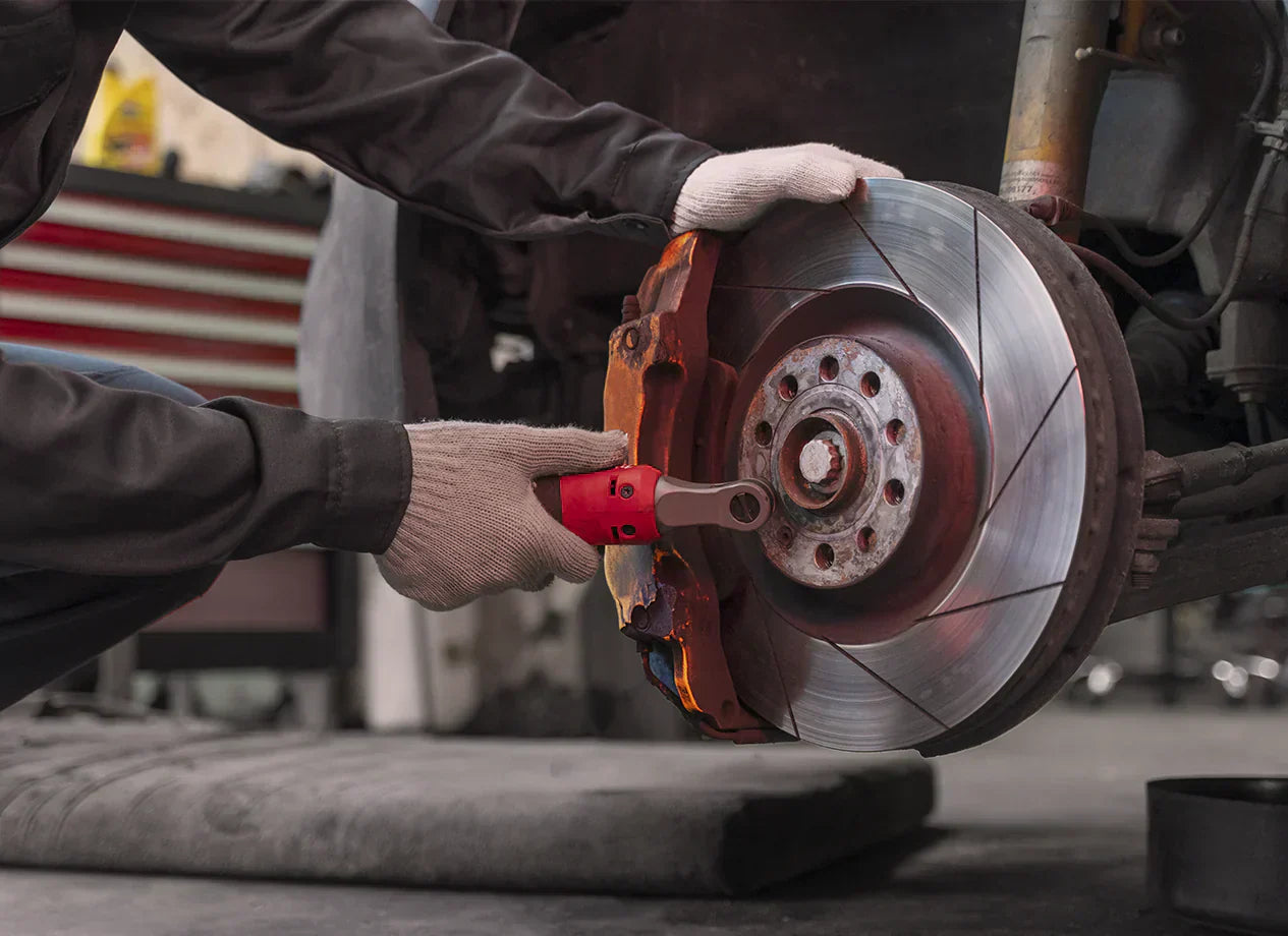 Por qué tu vehículo vibra o hace ruido al frenar: Discos o pastillas desgastadas