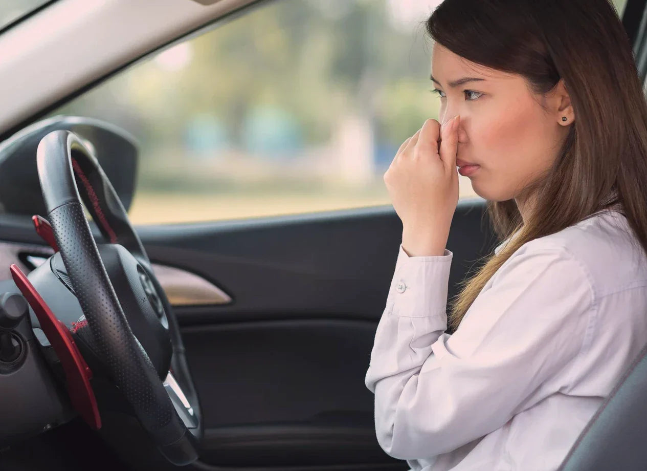 ¿Por qué mi auto huele a bencina? Causas más comunes y cómo solucionarlo